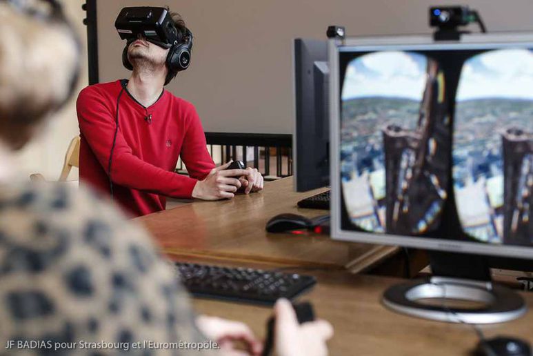 Muni de casque de réalité virtuelle, le visiteur peut vivre une expérience hors du commun.