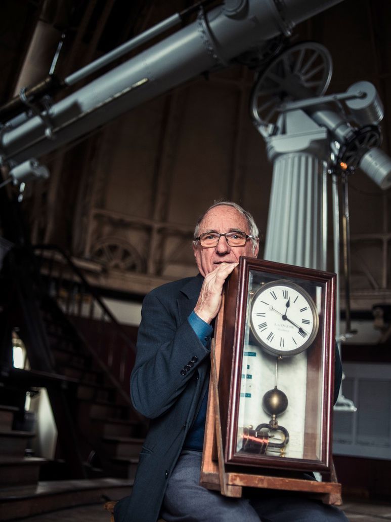 Bernard Traut, retraité, technicien spécialisé en fabrication mécanique avec l'une des horloges conservées à l'Observatoire astronomique.