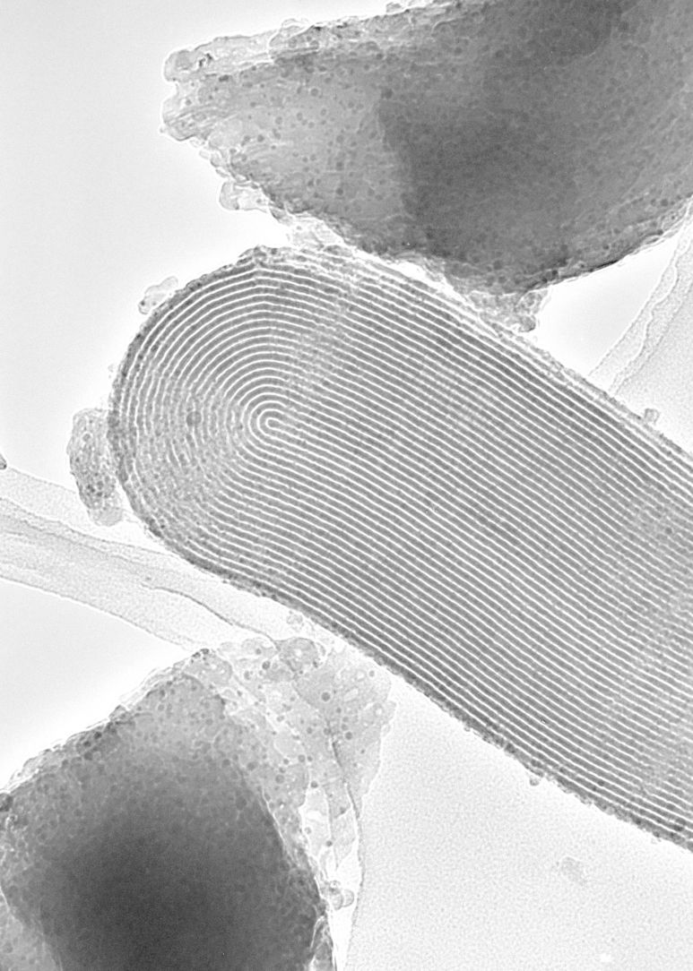 Image par microscopie électronique en transmission d'un nanograin de silice SBA-15, avec une mesoporosité organisée, synthétisée par une technique de type « soft template ».